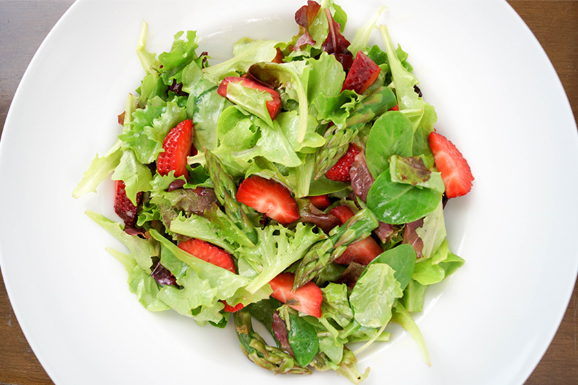 Zarter Mesclun-Frühlingssalat mit Erdbeeren und grünem Spargel