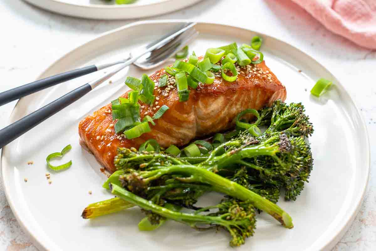 Lachs asiatisch aus dem Ofen mit Brokkolini (Bimi) serviert