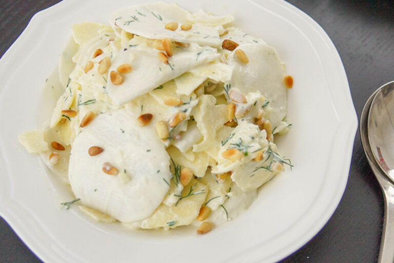 Mairübchen mit Apfel, frischem Dill und Pinienkerne