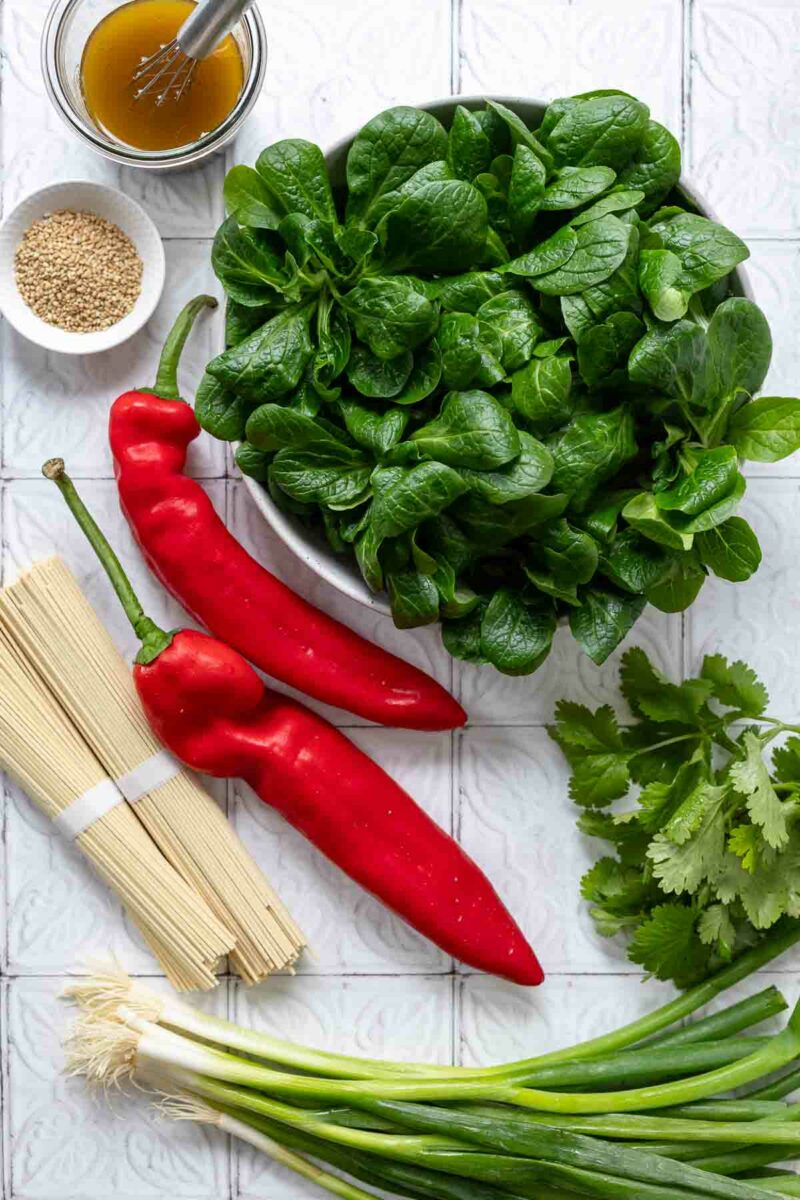Zutaten für asiatischer Nudelsalat mit Feldsalat
