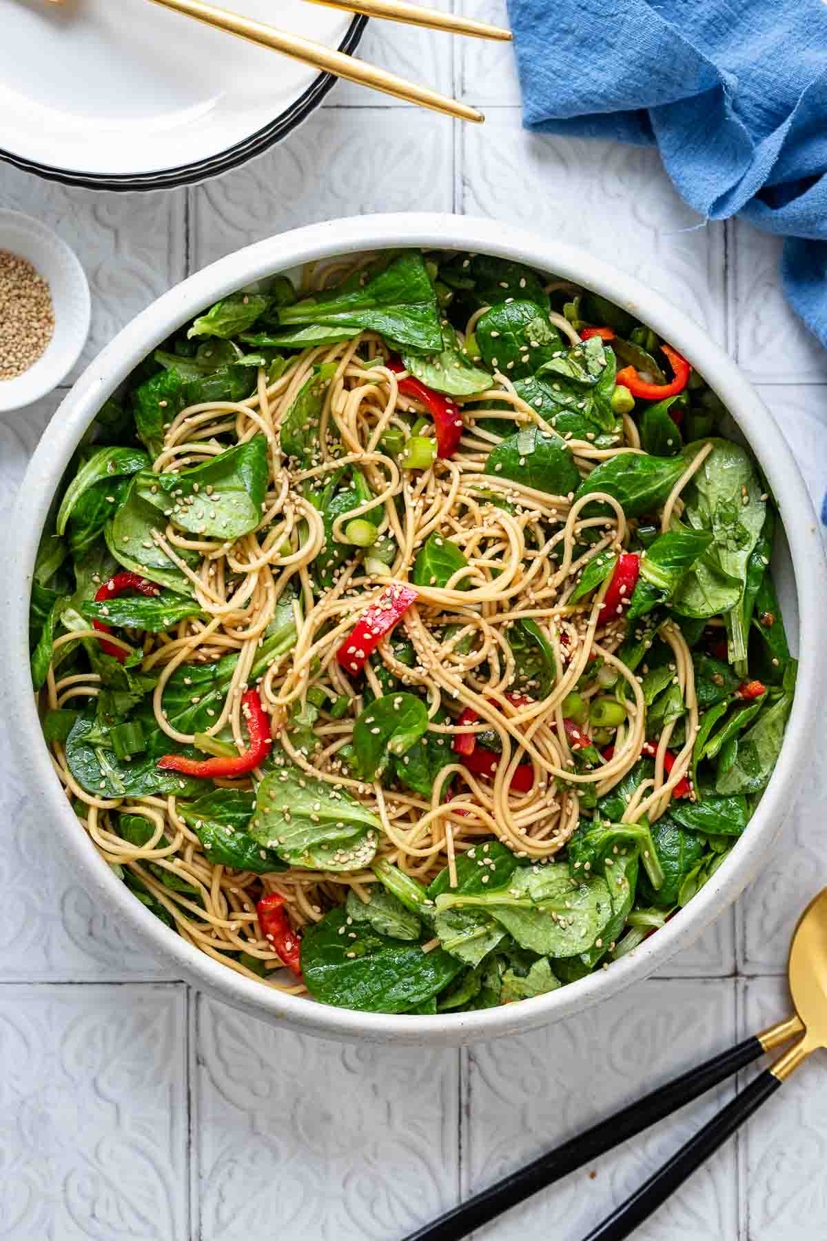 Asiatischer Nudelsalat mit Ramen-Nudeln (YumYum Instant Nudeln), Frühlingszwiebeln, Feldsalat und Paprika