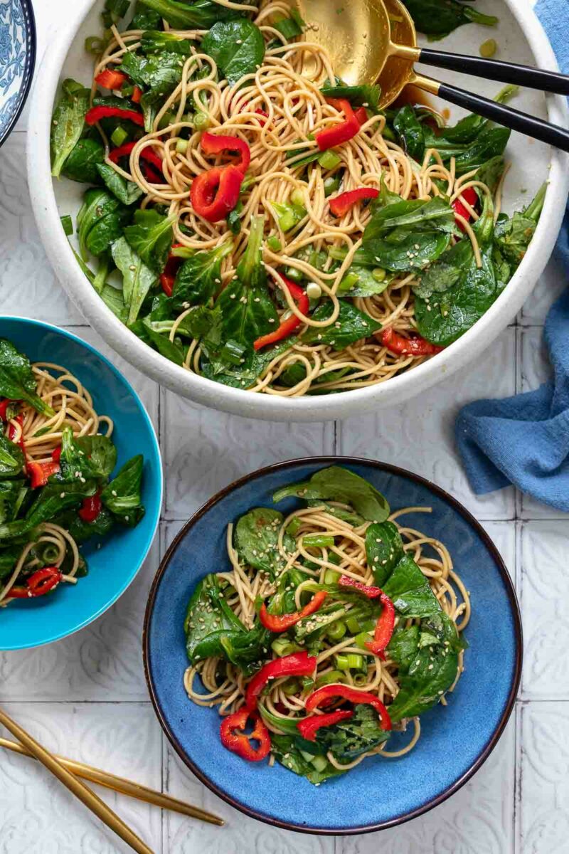 Asiatischer Nudelsalat mit Ramen-Nudeln (YumYum Instant Nudeln), Frühlingszwiebeln, Feldsalat und Paprika serviert in Schusseln