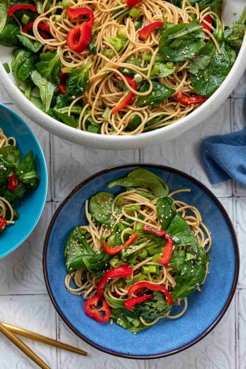 Asiatischer Nudelsalat mit Ramen-Nudeln (YumYum Instant Nudeln), Frühlingszwiebeln, Feldsalat und Paprika serviert in Schusseln
