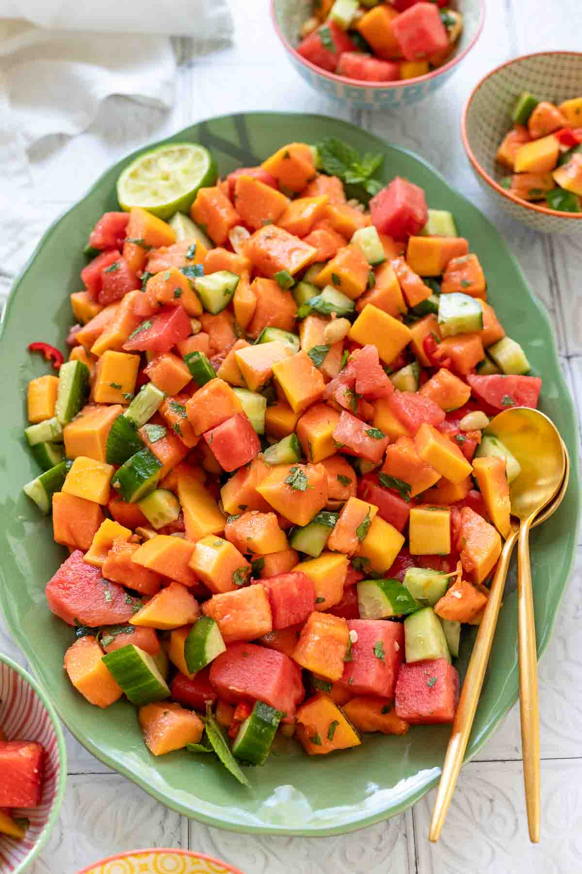 Chili Obstsalat mit Papaya, Wassermelone, Gurke und gerösteten Erdnüssen Rezept