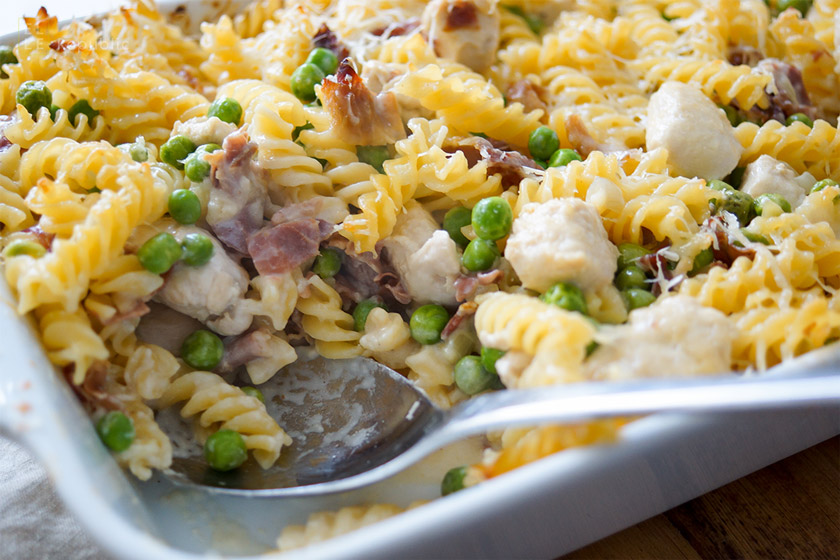 Nudelauflauf Rezept: Gebackene Pasta mit Huhn, Parmaschinken, Erbsen und Sahne