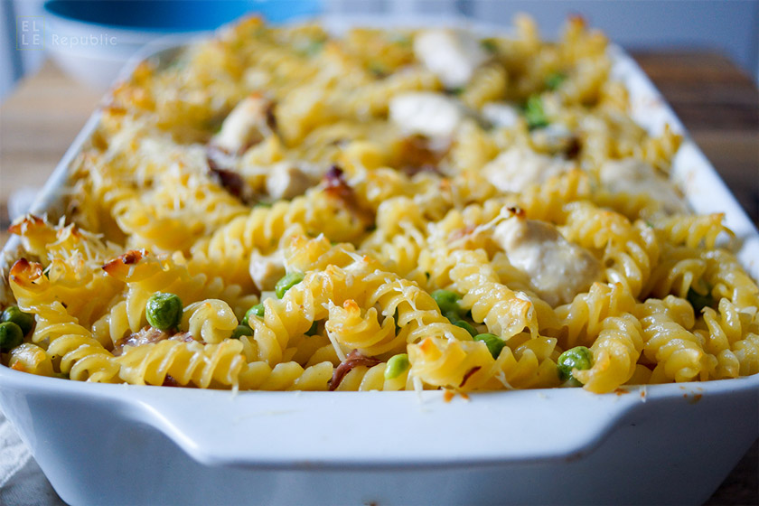 Nudelauflauf Rezept: Gebackene Pasta mit Huhn, Parmaschinken, Erbsen und Sahne