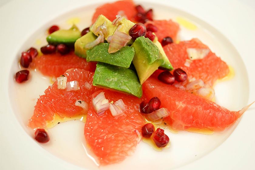 Avocado- und Pink Grapefruit-Salat
