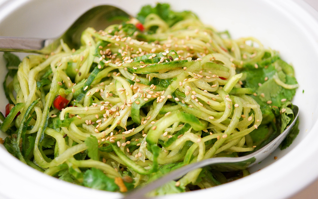 Asiatischer Gurken Nudel Salat