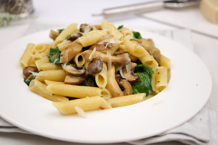 Pasta mit Spinat, Pilzen und frischen Kräutern in Gorgonzola-Soße