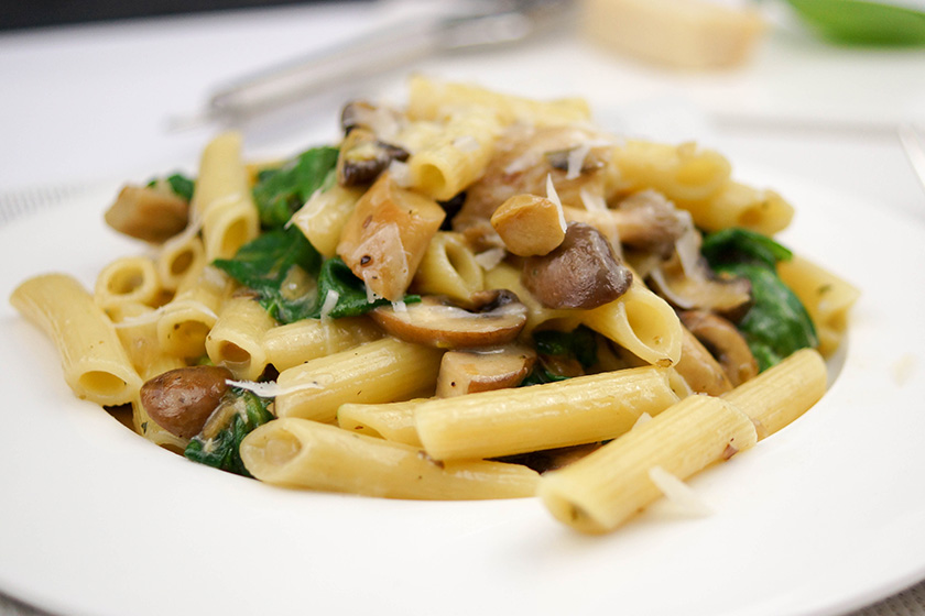 Pasta mit Spinat, Pilzen und frischen Kräutern in Gorgonzola-Soße