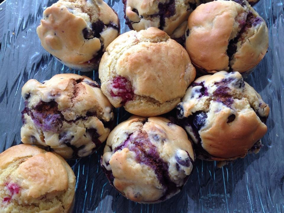 Blaubeer-Muffin, Himbeer-Muffin oder Mango-Muffin