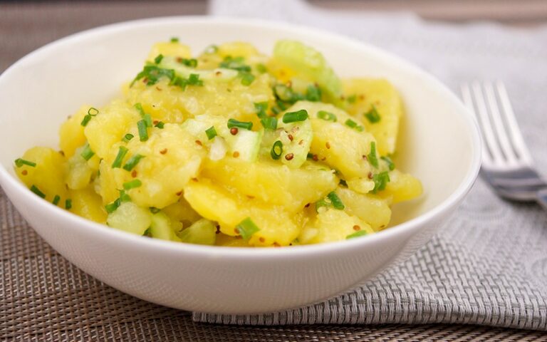 Schwäbischer Kartoffelsalat Rezept mit Gurke, Dijon-Senf, Brühe, (vegetarisch)