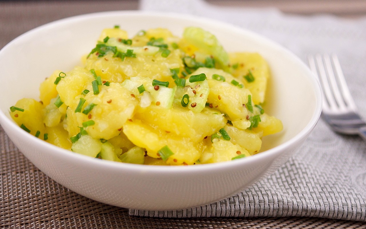Schwäbischer Kartoffelsalat Rezept mit Gurke, Dijon-Senf, Brühe, (vegetarisch)