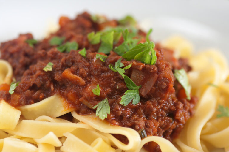 Pasta Puttanesca mit Thunfisch, Oliven, Kapern in Tomatensoße
