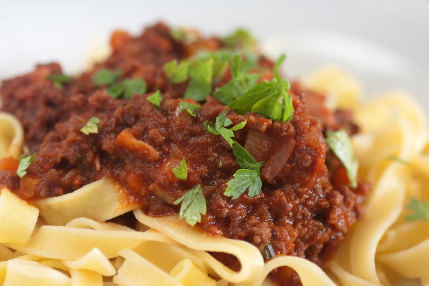 Pasta Puttanesca mit Thunfisch, Oliven, Kapern in Tomatensoße