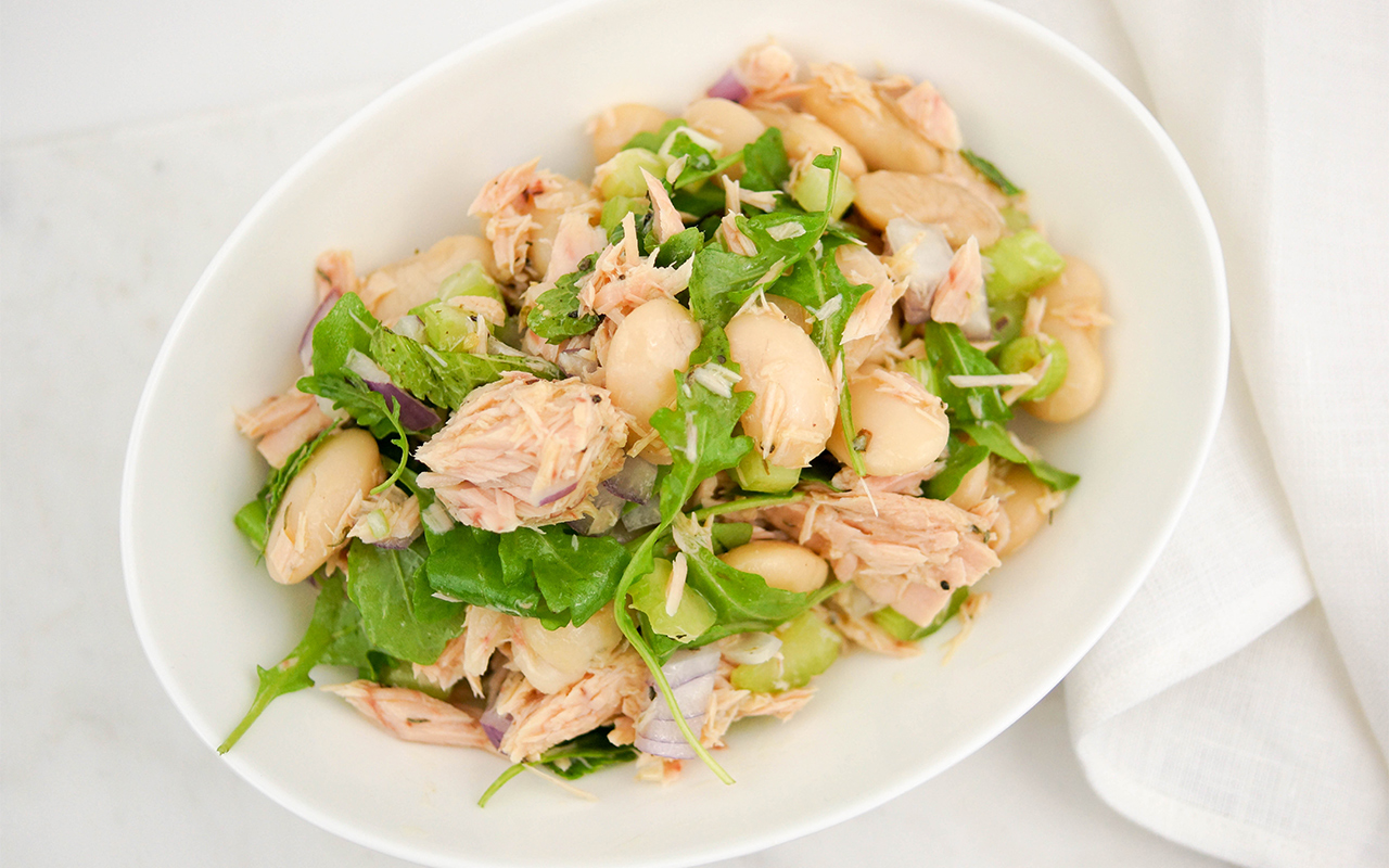 Mediterraner Thunfischsalat mit weißen Bohnen