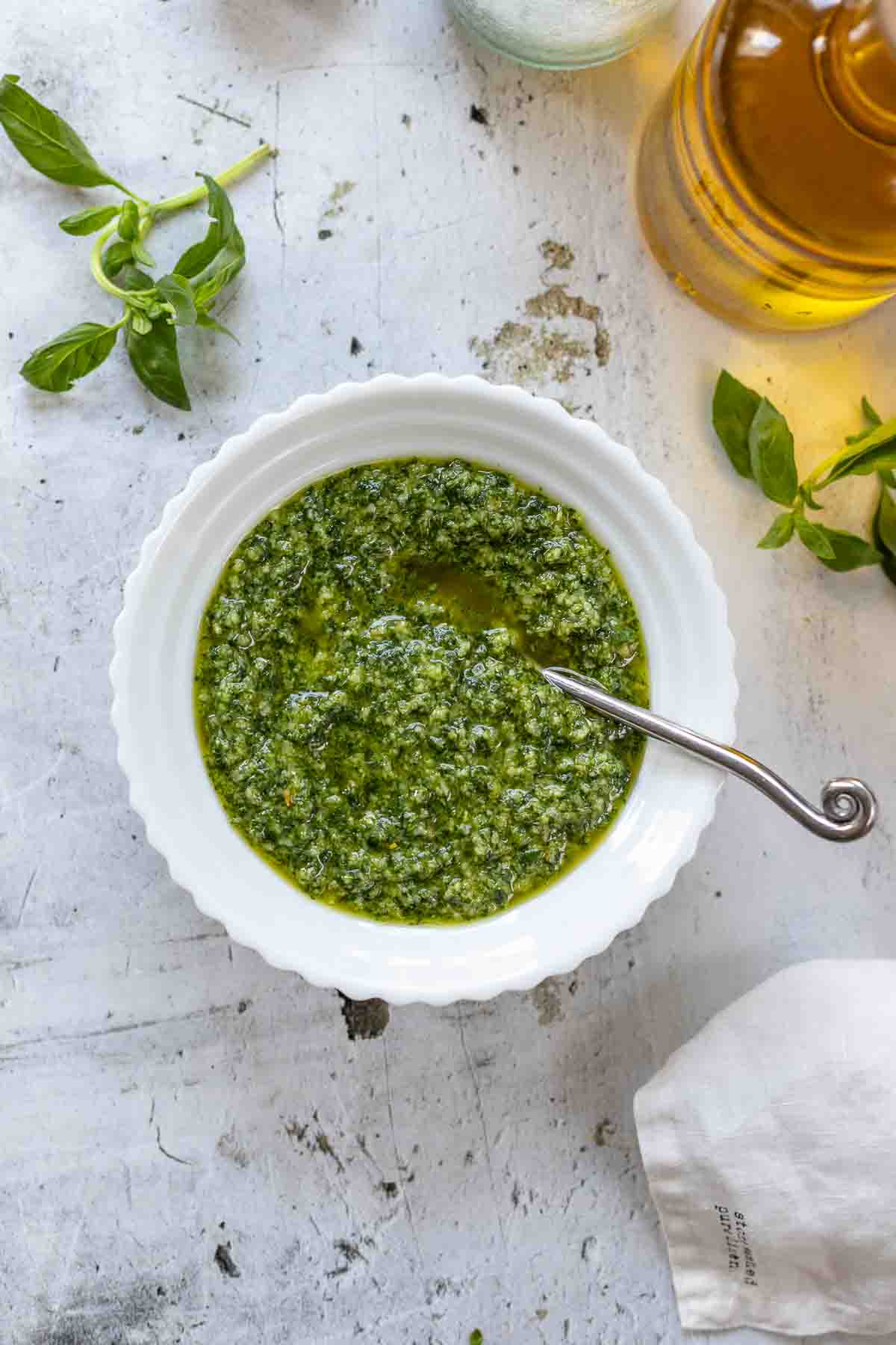 Basilikum Pesto alla Genovese Rezept aus frischem Basilikum, Knoblauch, Pinienkernen, Meersalz, bestem Olivenöl und zwei Sorten Hartkäse (Pecorino und Parmesan)