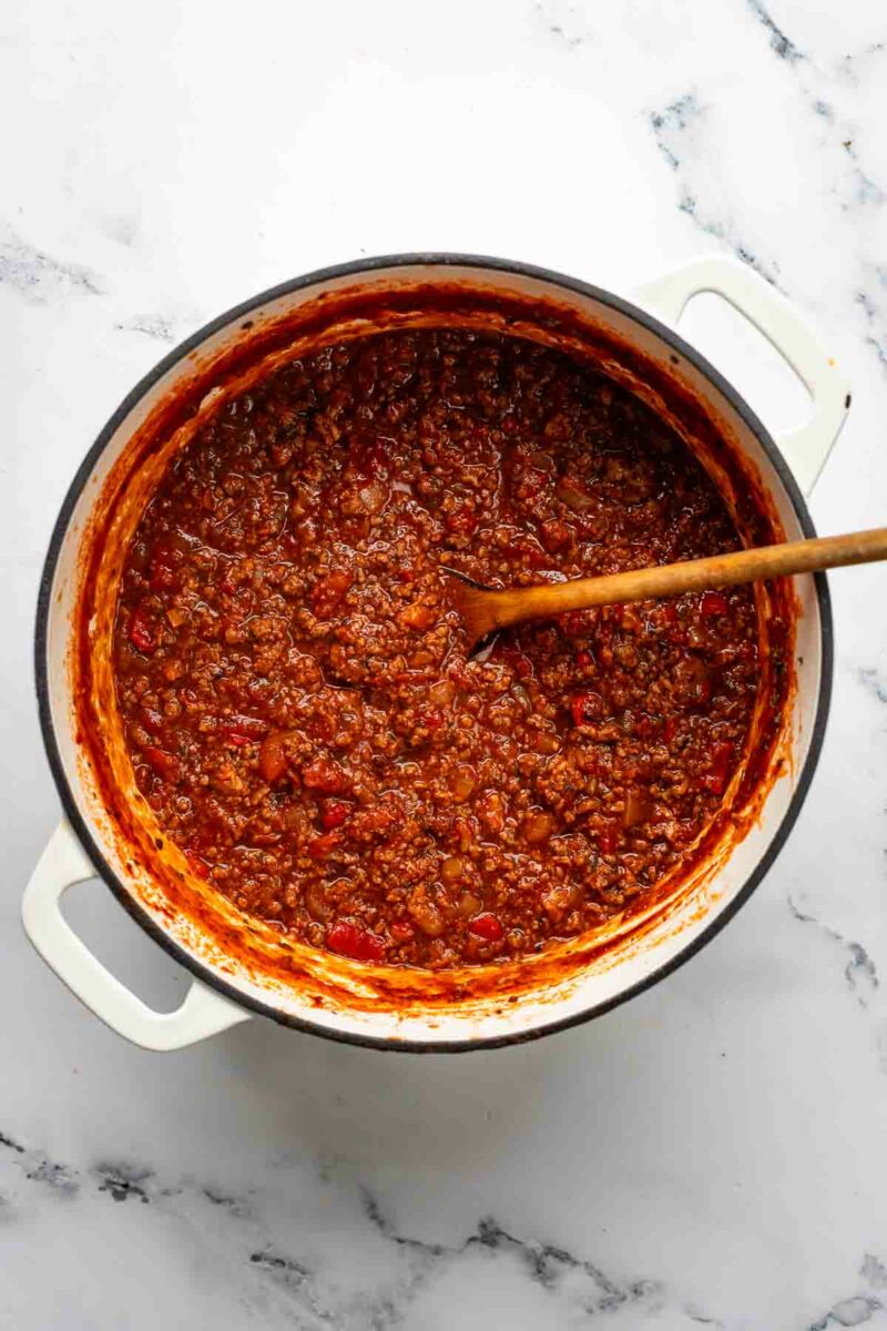 Fleisch-Tomaten-Sauce im Topf
