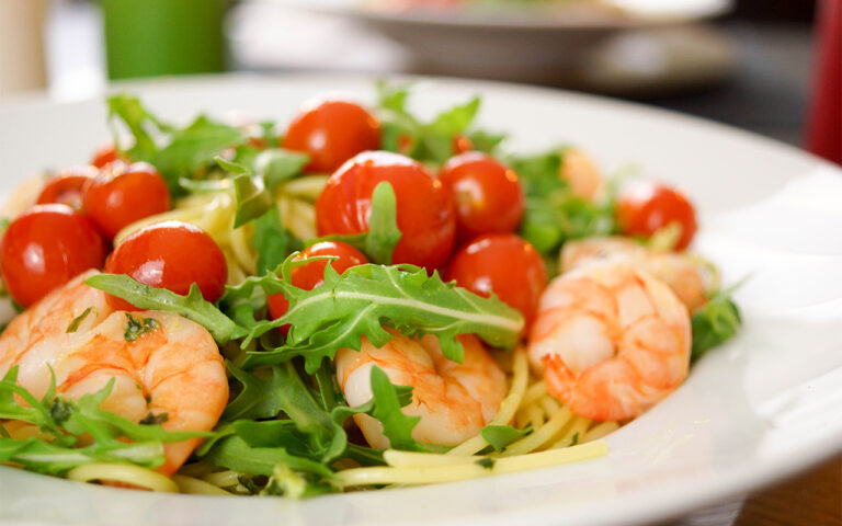 Spaghetti mit Garnelen, frischem Pesto, Arugula, und Cherry-Tomaten