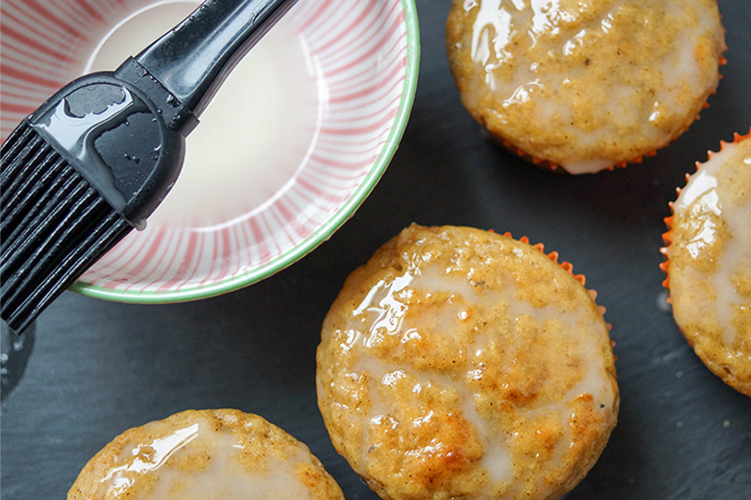 Zitronen-Buttermilch-Muffins mit dunklen Schokoladestücken