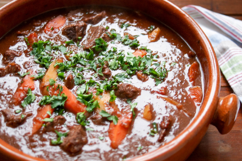 Asiatischer Rinderschmortopf (Beef Stew) mit Hoisin-Rotwein-Soße und Tomaten von Elle Republic
