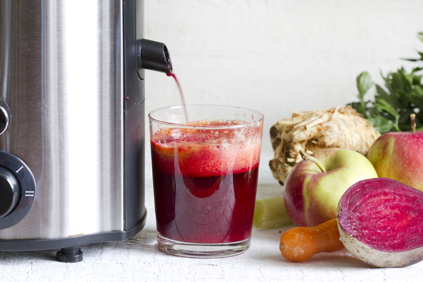 Entsafter mit Fruchsaft von Elle Republic