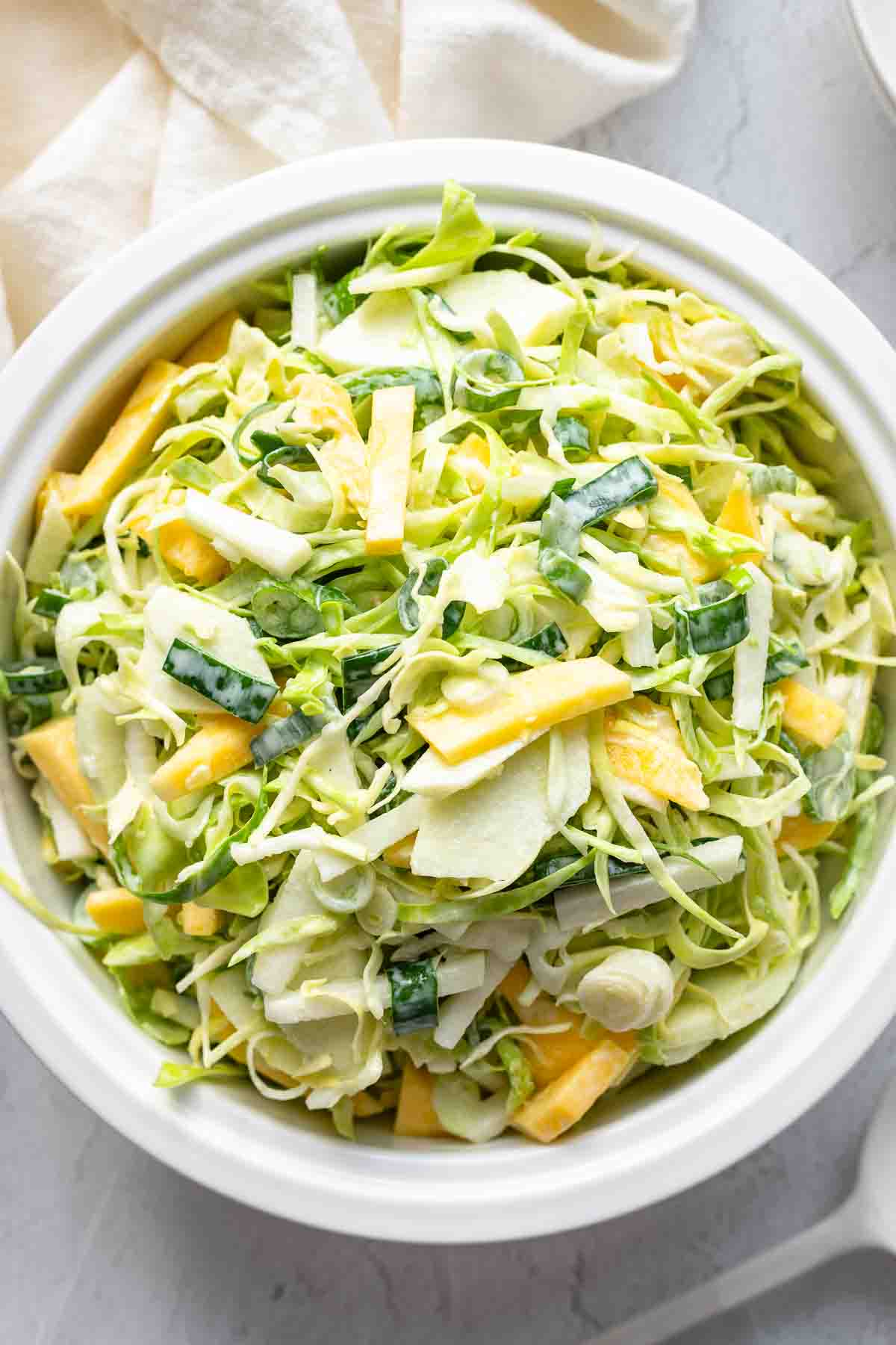 Spitzkohl Salat mit Apfel und Mango ist ein Rezept für einen amerikanischen Klassiker - den „Coleslaw“ Krautsalat