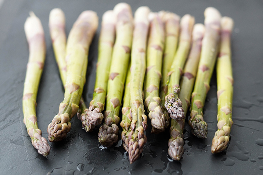 Grüner Spargel von Elle Republic