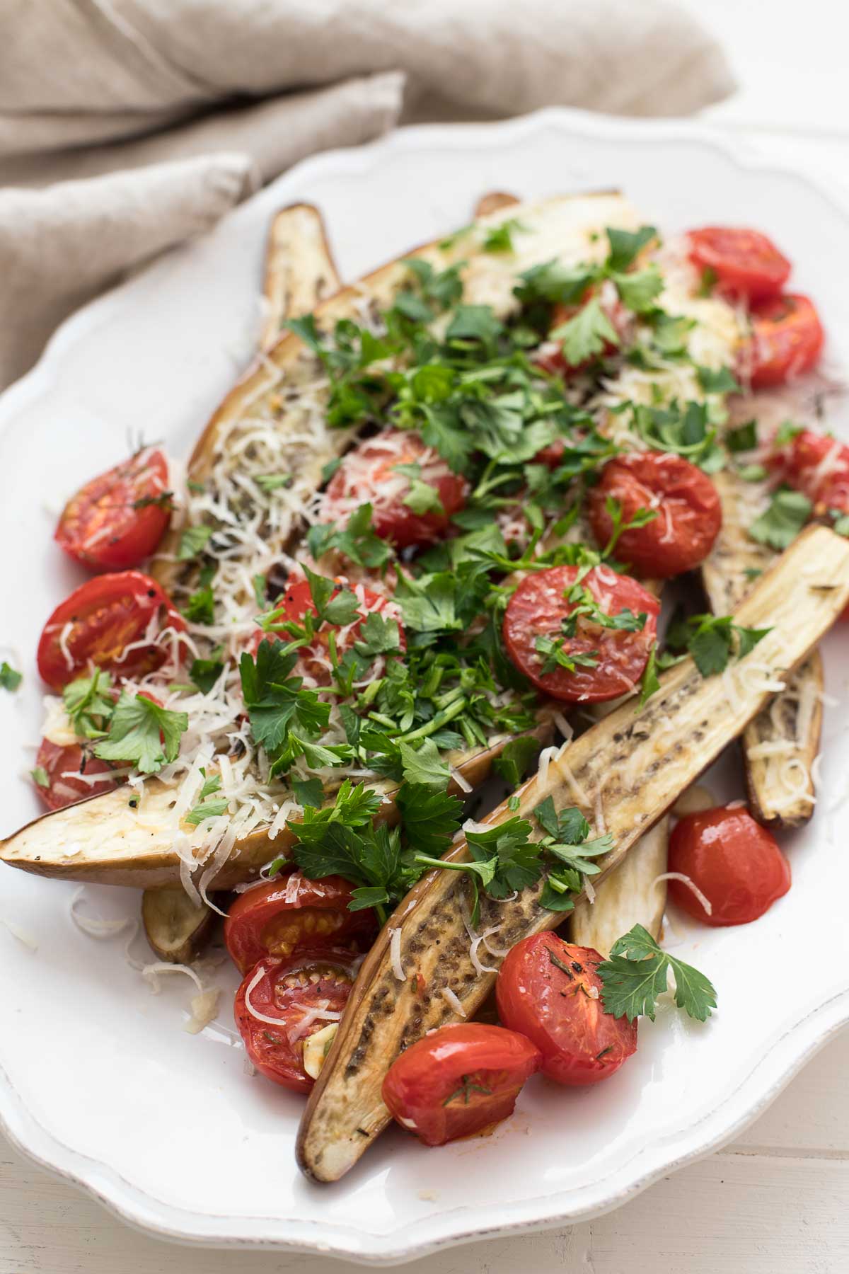 Mini-Auberginen mit Cherry-Tomaten, Parmesan & Peterselie, Japanische Aubergine gebacken