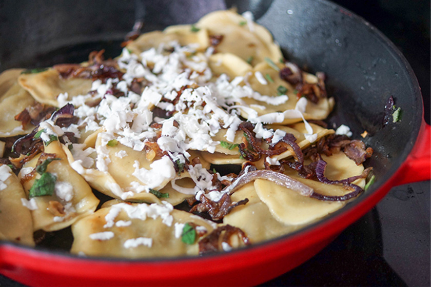 Ravioli mit karamelisierten Zwiebeln und Feta