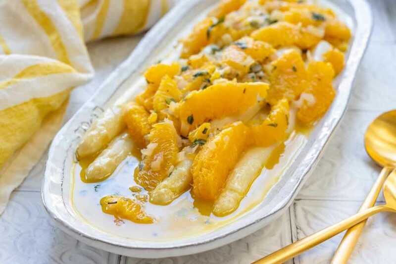 Weisser Spargel mit Weißwein-Orangensauce und Estragon