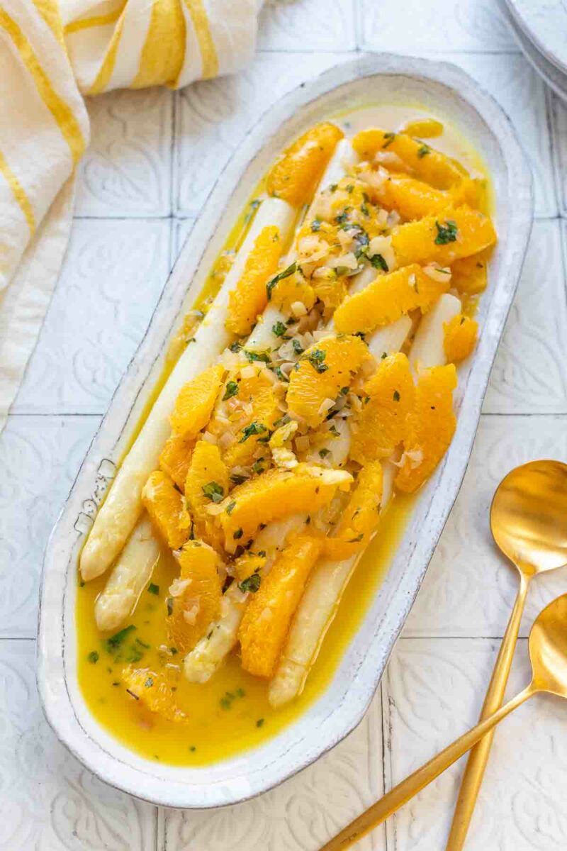 Weißer Spargel geschmort mit Estragon-Orangensauce