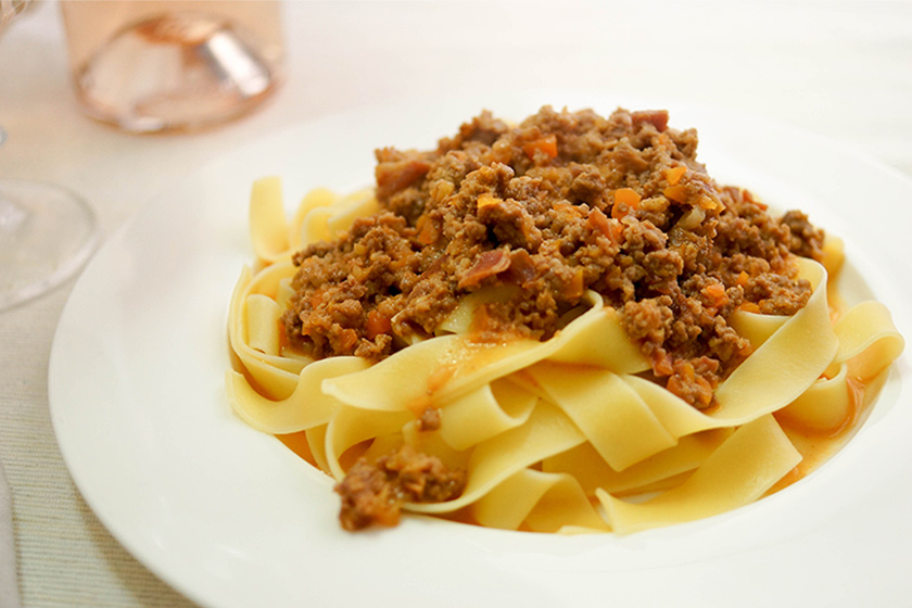 Tagliatelle al Ragù (klassische Bolognese) mit Kalbfleisch von Elle Republic