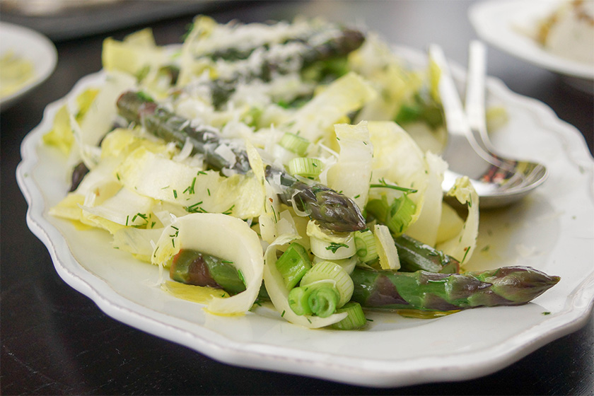 Violetter Spargel mit Zitronen-Dill-Dressing von Elle Republic