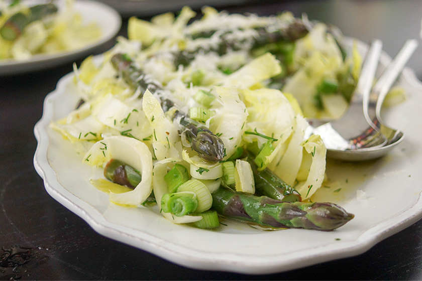 Violetter Spargel mit Zitronen-Dill-Dressing von Elle Republic
