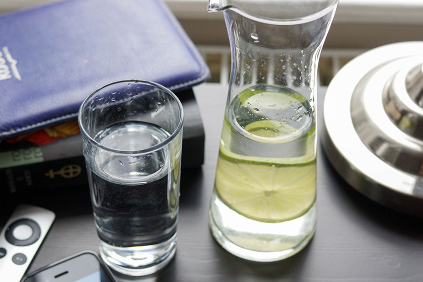 Wasserglas am Schreibtisch von Elle Republic