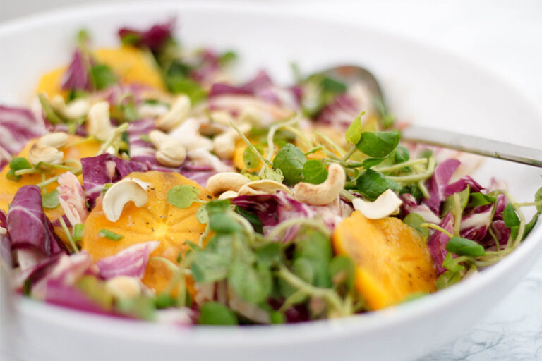 Kaki Persimmon und Brunnenkresse-Salat mit Rhabarber-Ingwer-Dressing