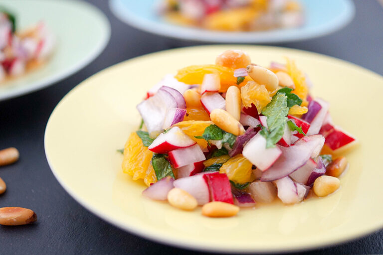 Radieschensalat mit Orange, Minze und Pinienkernen