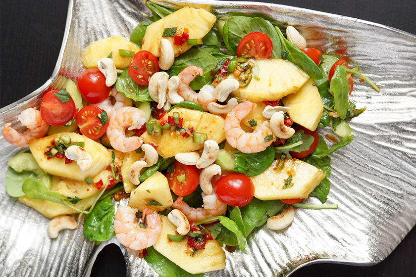 Thai-Salat mit Garnelen und Ananas