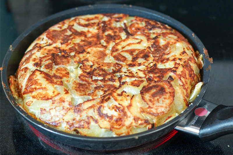 Spanische Tortilla de Patatas (Spanisches Kartoffel-Omelette)