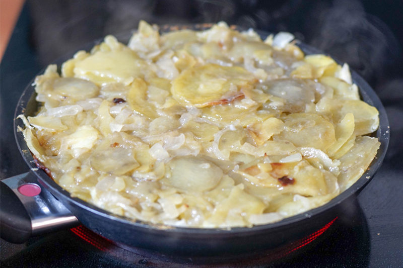 Spanische Tortilla de Patatas (Spanisches Kartoffel-Omelette)