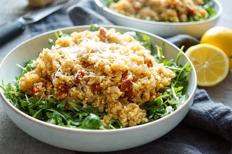 Rucola-Salat mit warmem Quinoa und sonnengetrockneten Tomaten rezept. eiinfach, gesund und glutenfrei