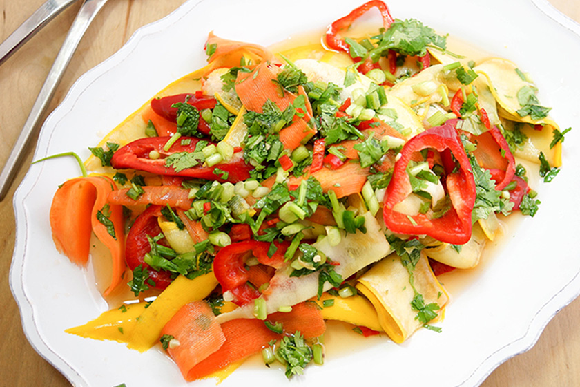 Würziger Thai-Salat mit Karotten und Zucchini von Elle Republic