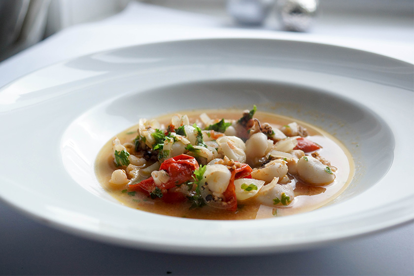 Baby Tintenfisch (Sepia) in Weißwein mit Cherry-Tomaten