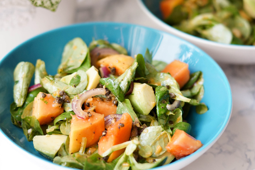 Avocado Salat mit Papaya und roten Zwiebeln in ein Papaya-Kerne Dressing