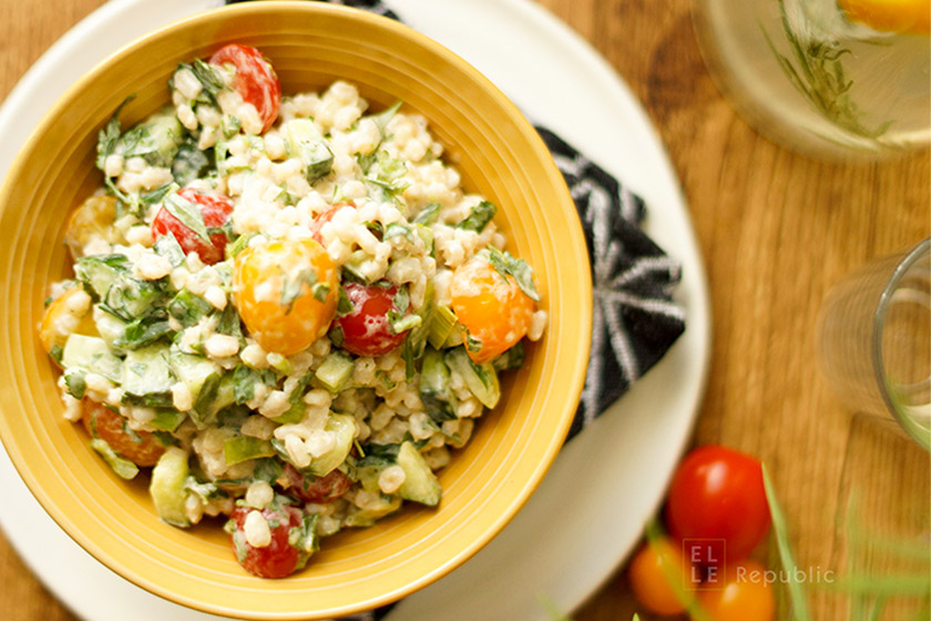 Gerste Salat mit Tomate, Joghurt und Zitrone
