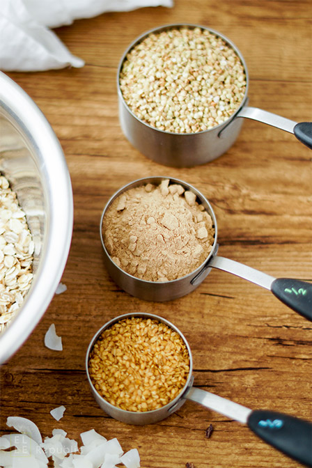 Buchweizengrütze, Leinsamen und Johannisbrotpulver für Buchweizen Granola