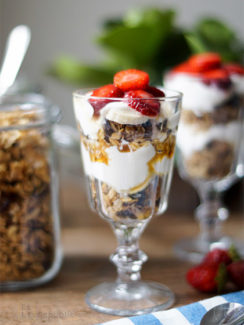 Granola Parfait mit Banane und Beeren