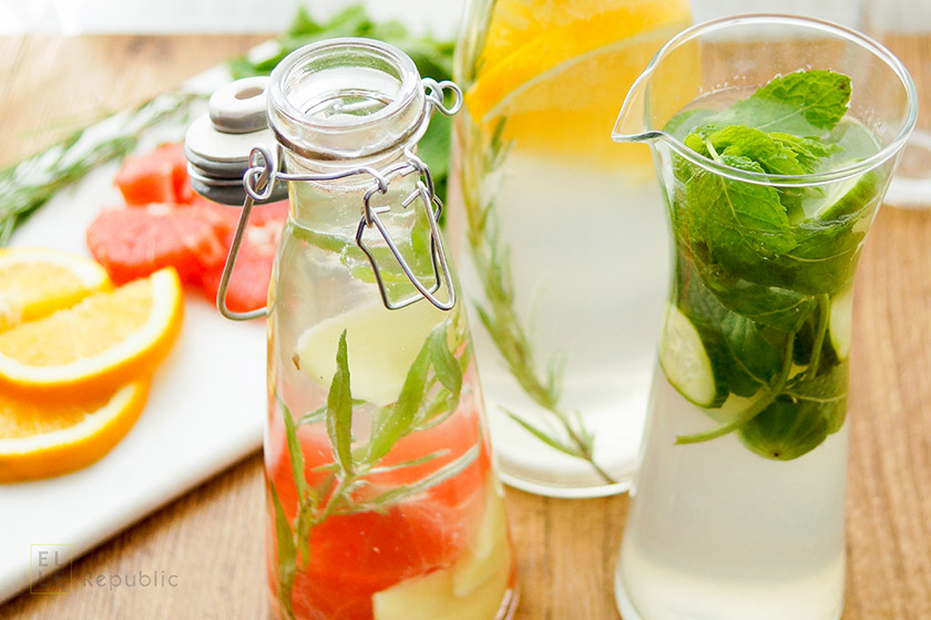 Wasser mit Geschmack selbst gemacht, Wasser mit Minze, Gurke, Estragon und Limone