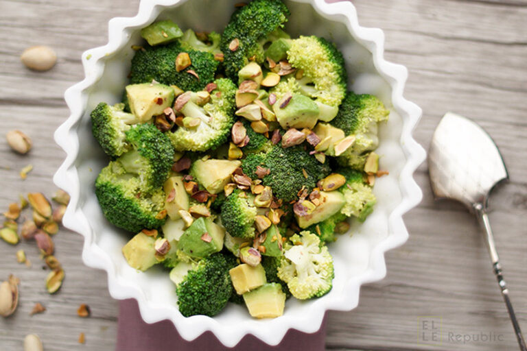 Avocado Brokkoli Salat mit Pistazienöl, Pistazienkerne, Zitronensaft, super gesund